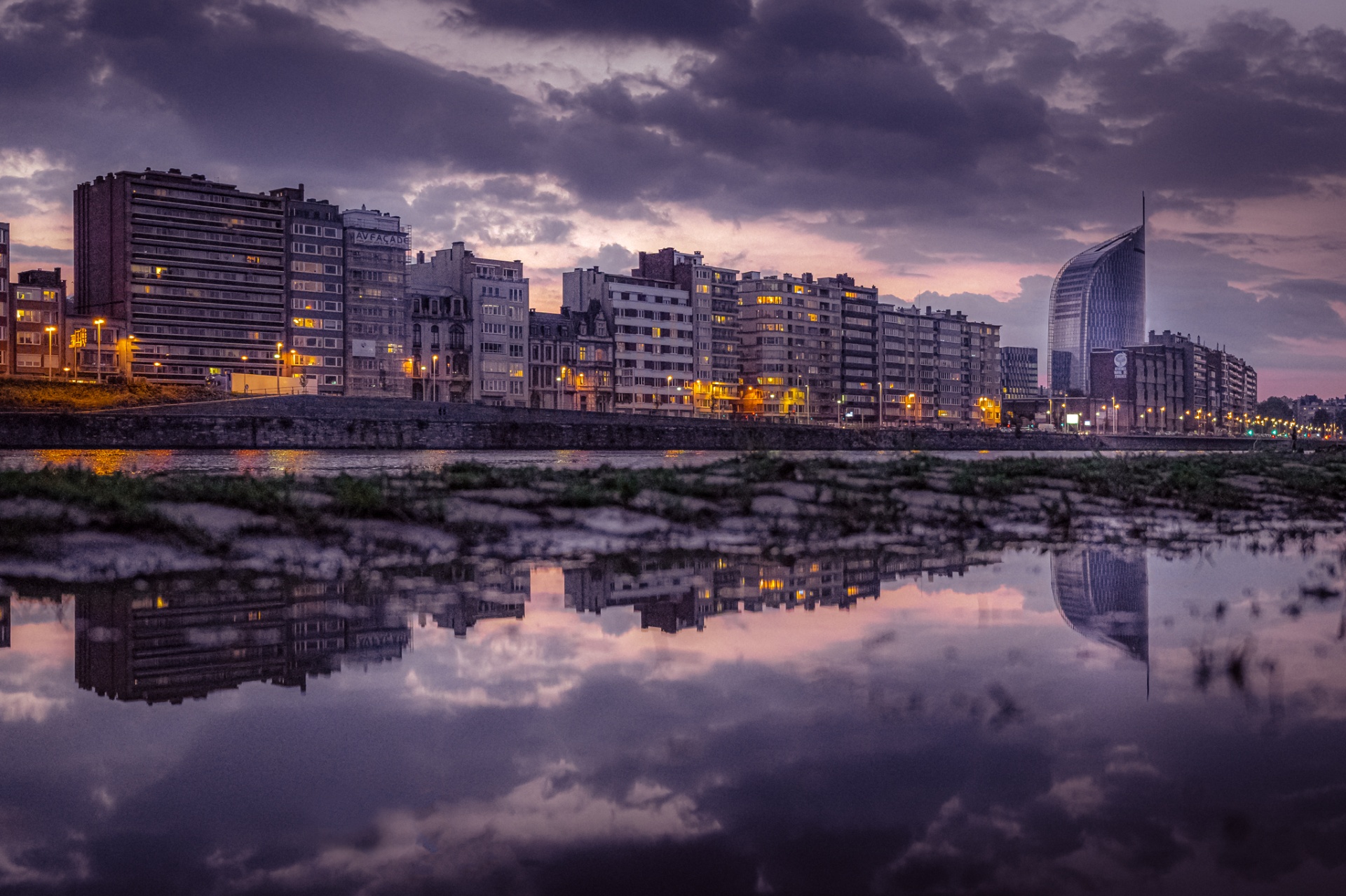 Liège au crépuscule, reflets sur la Meuse